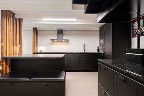 Kjøleskap, mikrobølgeovn, ovn og kokeplater