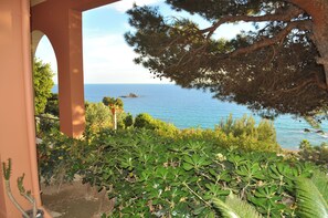 Property grounds - Studio Apartments with pool and sea view - Pelekas Beach (Pelekas)