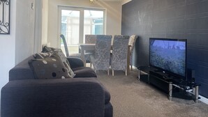 Unclassified image, 3 of 22, button - 4 Bedroom House - Sleeps 6 - Garden, Bbq, Parking (Birmingham)