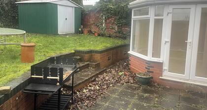 4 Bedroom House - Sleeps 6 - Garden, Bbq, Parking