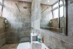 Chuveiro, secador de cabelo, toalhas de banho 