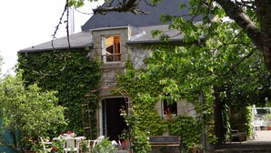 A stone house with ivy-covered walls, a wooden door, and a bench outside. - KERDERFF - Holiday home for rent, between beach and forest, Carnac - TK30 (Carnac)