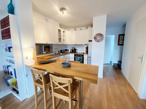 Een koelkast, een microgolfoven, een oven, een vaatwasser