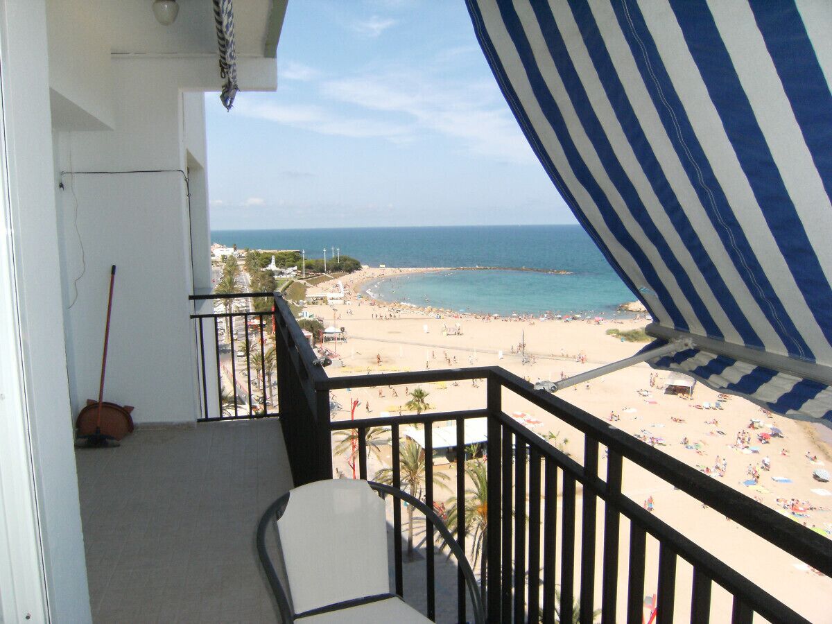 Ein Balkon mit Blick auf einen Strand und das Meer.