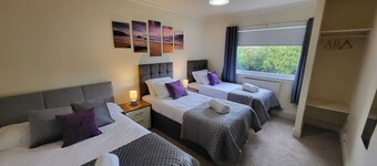 Glasgow, Spacious 3 bed house with parking