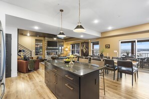 Dining - Outdoor/ Indoor Pool, Private Hot tub, Game Room (Hollister)
