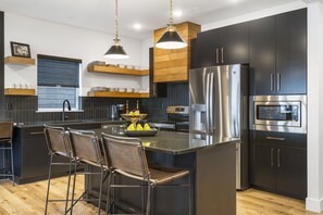 Een koelkast, een magnetron, een oven, een kookplaat