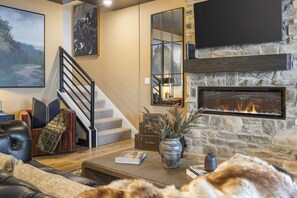 Een smart-tv en een open haard