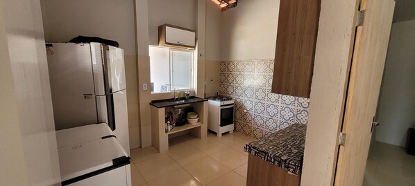 Frigorífico, horno, placa de cocina y licuadora