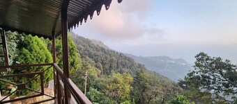  Centrally-located  Rustic Villa in the woods. (900 meters from Mall road) 