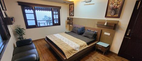 4 Schlafzimmer, Zimmersafe, Bügeleisen/Bügelbrett, WLAN