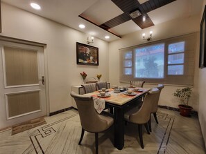 Dining - Centrally-located Rustic Villa in the woods. (900 meters from Mall road) (Mussoorie)