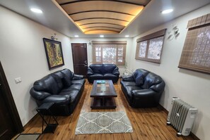 Smart TV, fireplace -  Centrally-located  Rustic Villa in the woods. (900 meters from Mall road)  (Mussoorie)