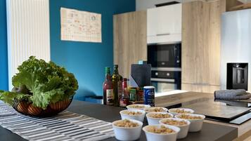 雪櫃、微波爐、焗爐、爐具