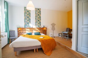 5 bedrooms, desk, iron/ironing board, travel cot