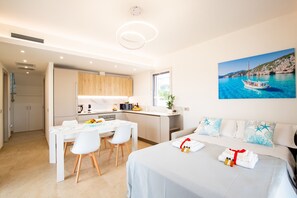 3 chambres, bureau, fer et planche à repasser, lit parapluie