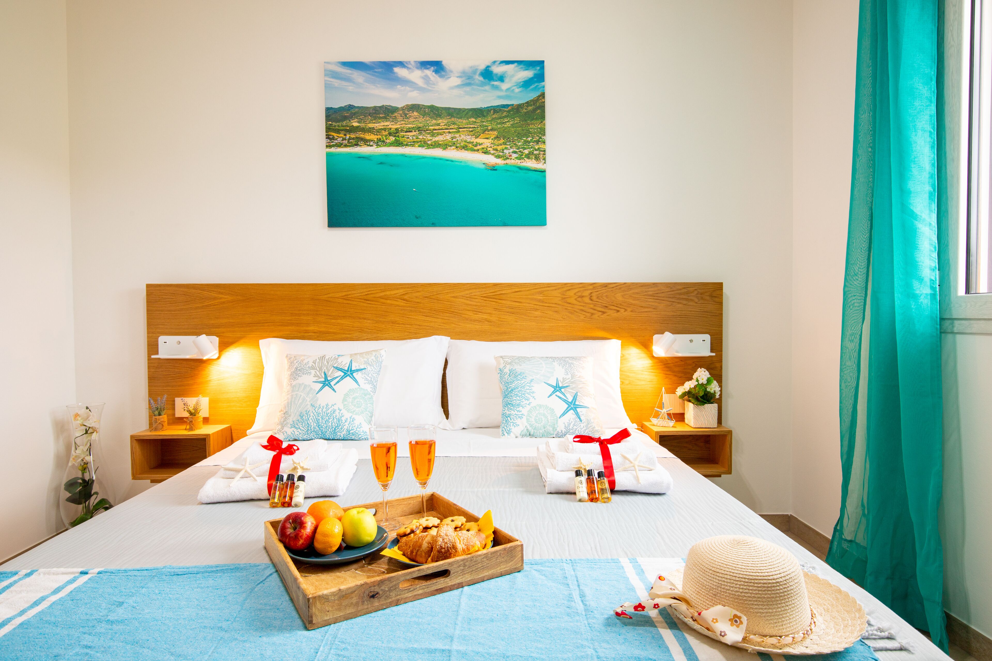 3 habitaciones, escritorio y tabla de planchar con plancha 