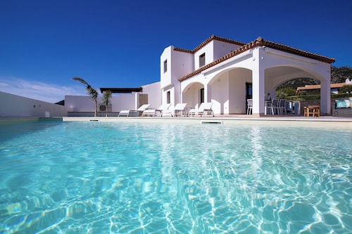 Villa Viola - Gorgeous villa in Sardinia with pool near the beach