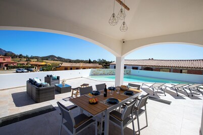 Villa Viola - Gorgeous villa in Sardinia with pool near the beach
