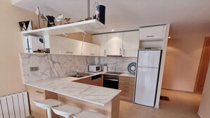 Cafetera/tetera, microondas, horno, placa de cocina