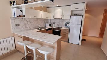 Four à micro-ondes, un four, surface de cuisson, lave-vaisselle