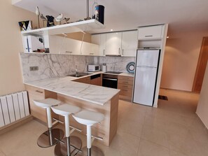 Microwave, oven, stovetop, dishwasher - Seaside Apartment with Terrace, Parking, Pet-Friendly, 2 Bedrooms - Llançà (Llançà)