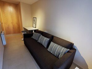 TV - Seaside Apartment with Terrace, Parking, Pet-Friendly, 2 Bedrooms - Llançà (Llançà)