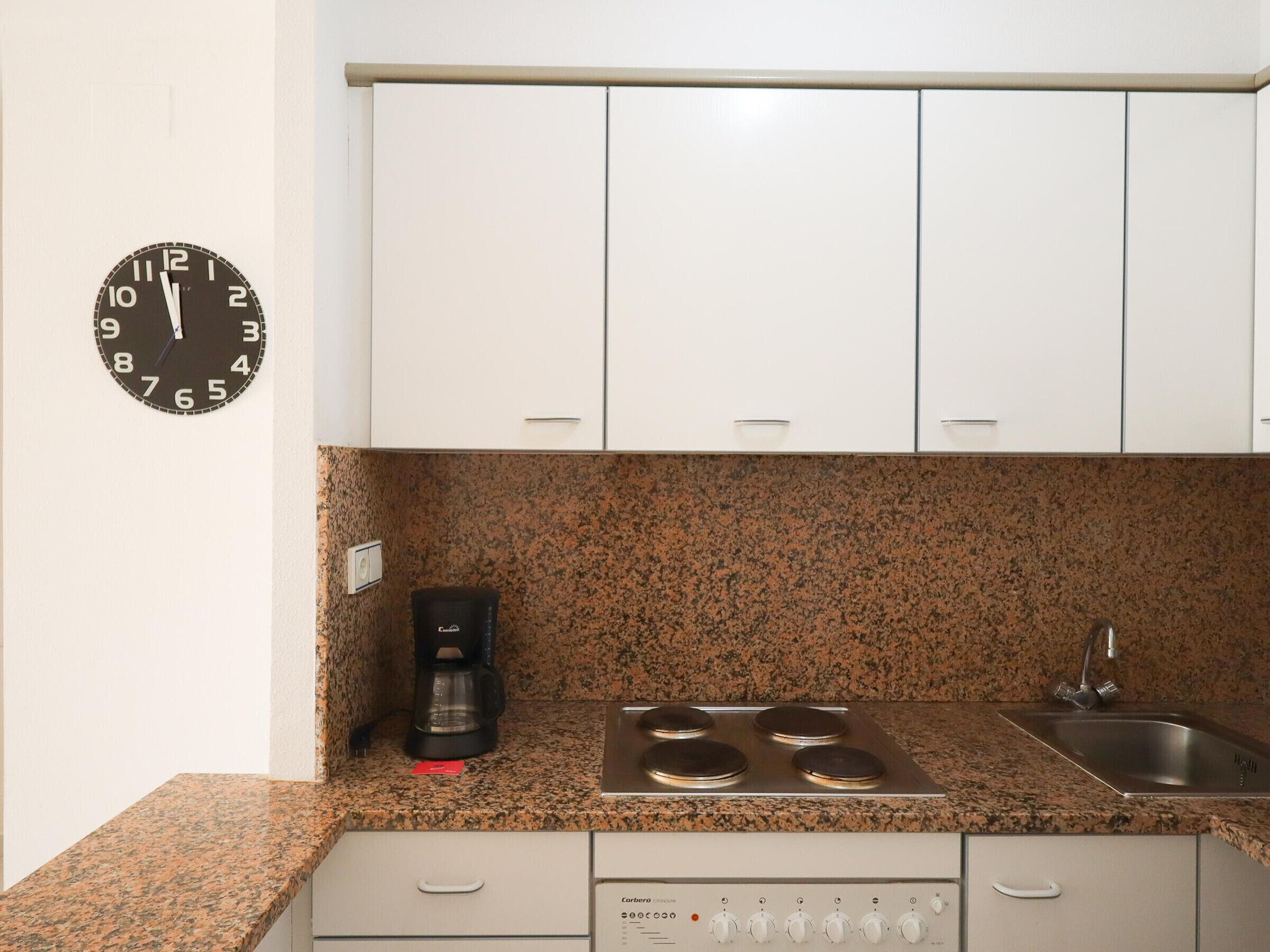 Micro-ondes, four, plaque de cuisson, cafetière/bouilloire