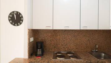 Micro-ondes, four, plaque de cuisson, cafetiĂšre/bouilloire