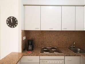 Een magnetron, een oven, een kookplaat, een koffiezetapparaat/waterkoker