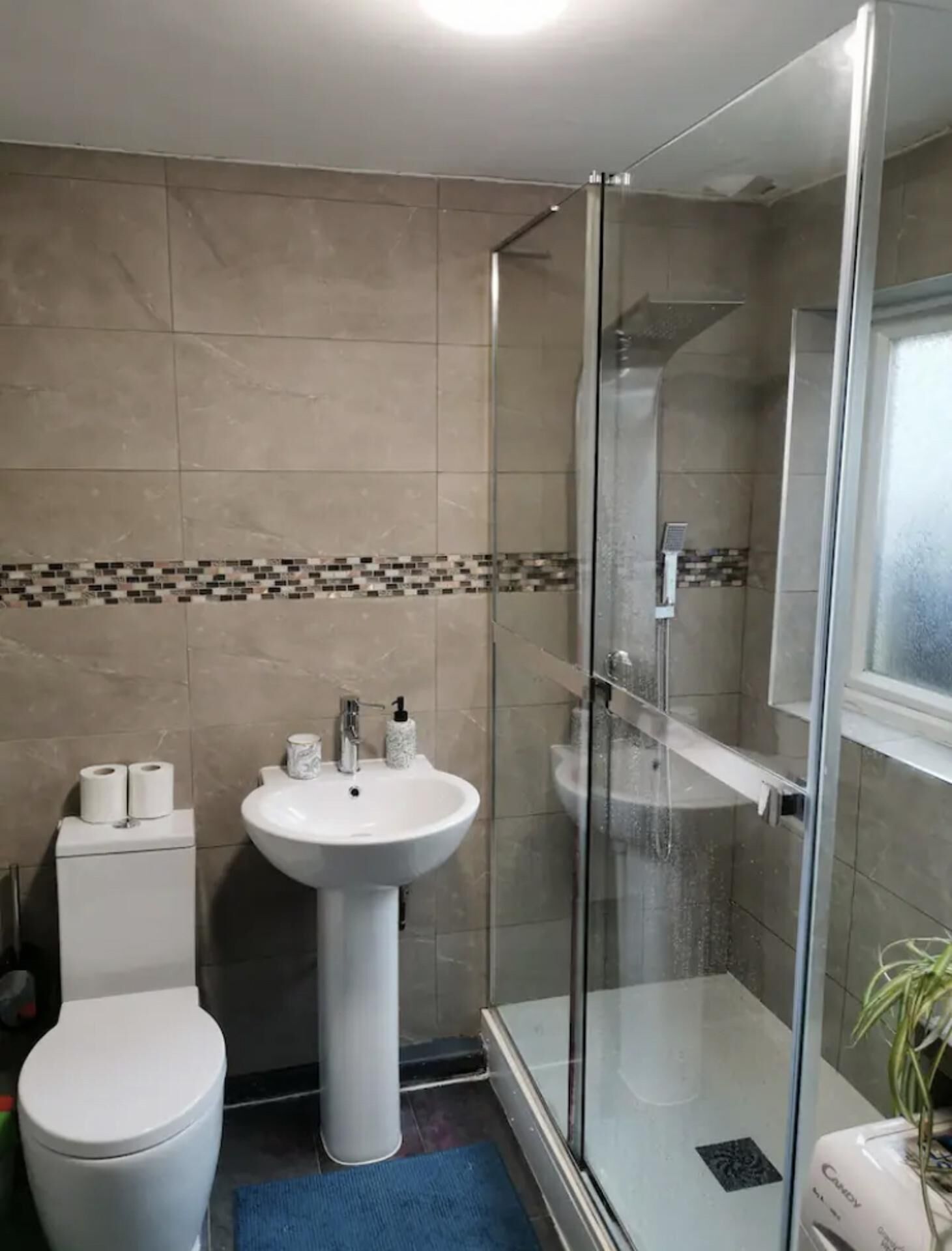 House | Bathroom | Shower, hair dryer, towels