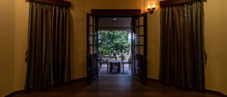 Desk, soundproofing, rollaway beds, free WiFi