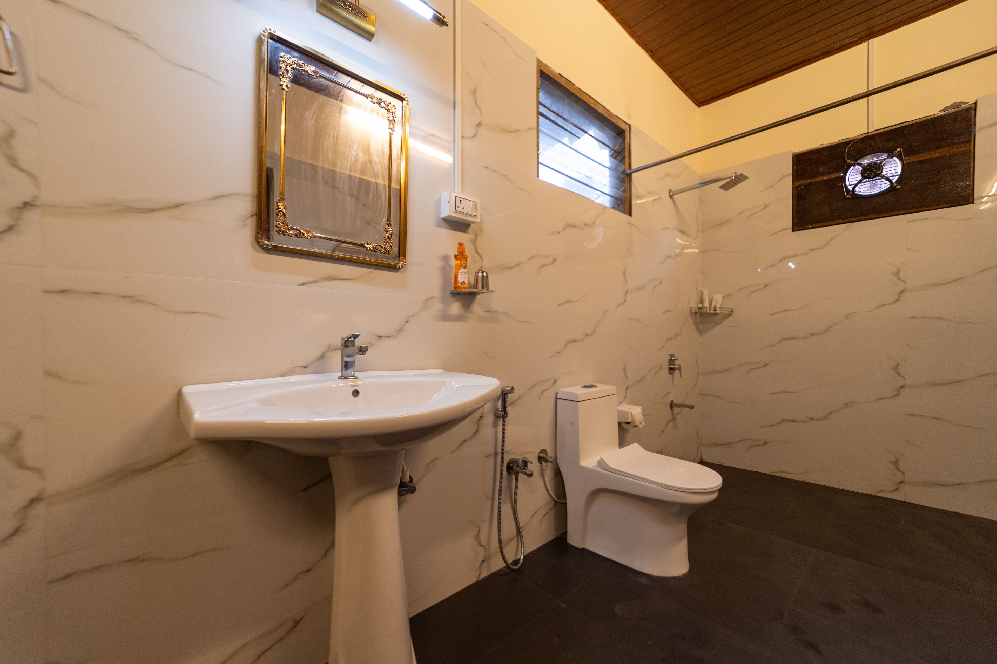 Deluxe Room | Bathroom | Shower, free toiletries, towels, soap