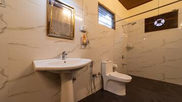 Deluxe Room | Bathroom | Shower, free toiletries, towels, soap