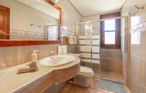 Shower, hair dryer - Stunning home in Manacor (Manacor)