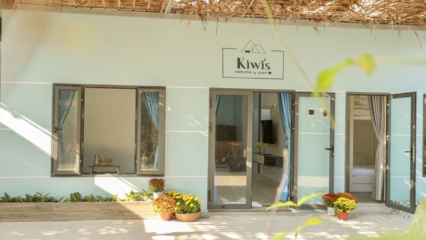 A building with a sign reading "Kiwis Home Stay & Cafe". - Kiwi's Homestay & Cafe (Mui Ne)