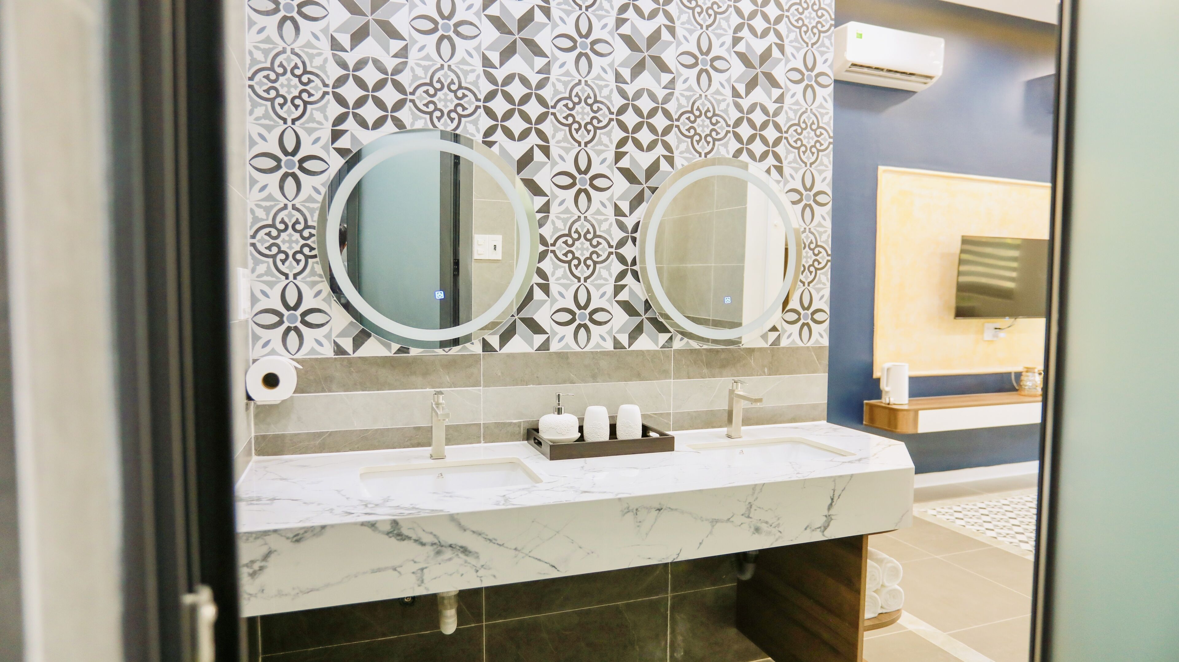 Luxury Room | Bathroom | Free toiletries, hair dryer, slippers