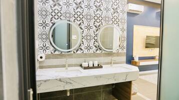 Luksus-værelse | Badeværelse | Gratis toiletartikler, hårtørrer, hjemmesko