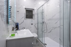 Douche, sĂšche-cheveux, serviettes fournies, savon