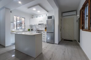 Réfrigérateur, micro-ondes, four, plaque de cuisson