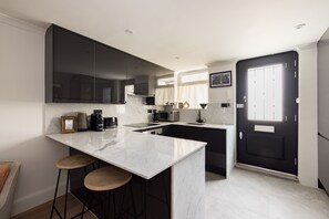 雪櫃、微波爐、焗爐、爐具