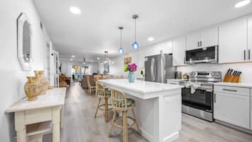 Kjøleskap, mikrobølgeovn, ovn og kokeplater