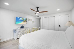 2 chambres, bureau, fer et planche à repasser, lit parapluie