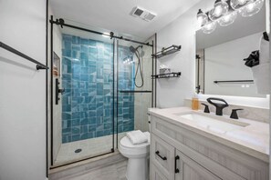 Dutxa, assecador de cabells i tovalloles 