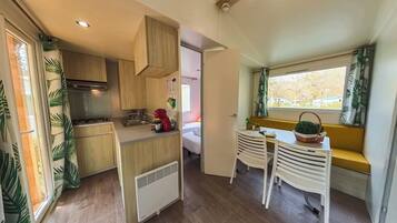 Bungalow superior | Cocina privada | Parrilla de estufa, cafetera de espresso y utensilios de cocina