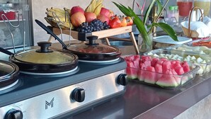 Un aparador tipus bufet amb diferents aliments i una cuina.