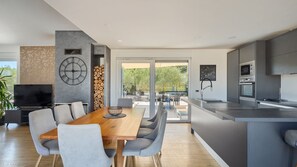 Kühlschrank, Mikrowelle, Ofen, Geschirrspüler