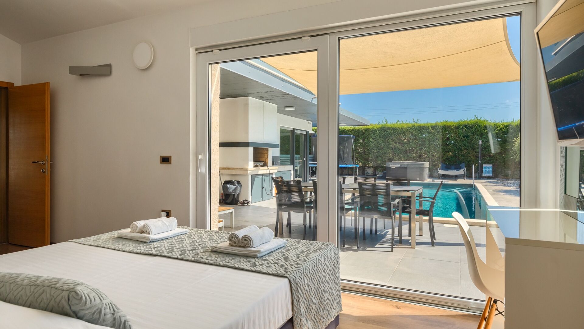 4 bedrooms, iron/ironing board, free WiFi, bed sheets