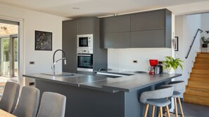 Een koelkast, een microgolfoven, een oven, een vaatwasser