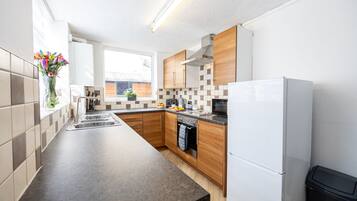 House | Private kitchen | Fridge, microwave, oven, stovetop